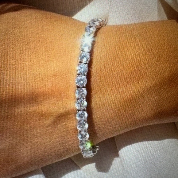 Neiman Marcus Jewelry - NWT NEIMAN MARCUS TENNIS BRACELET